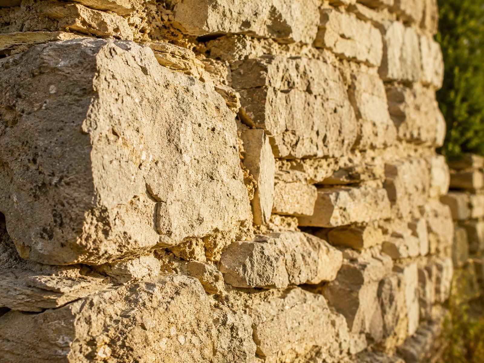 Détail d’un mur ancien en pierre et chaux dans le Vaucluse