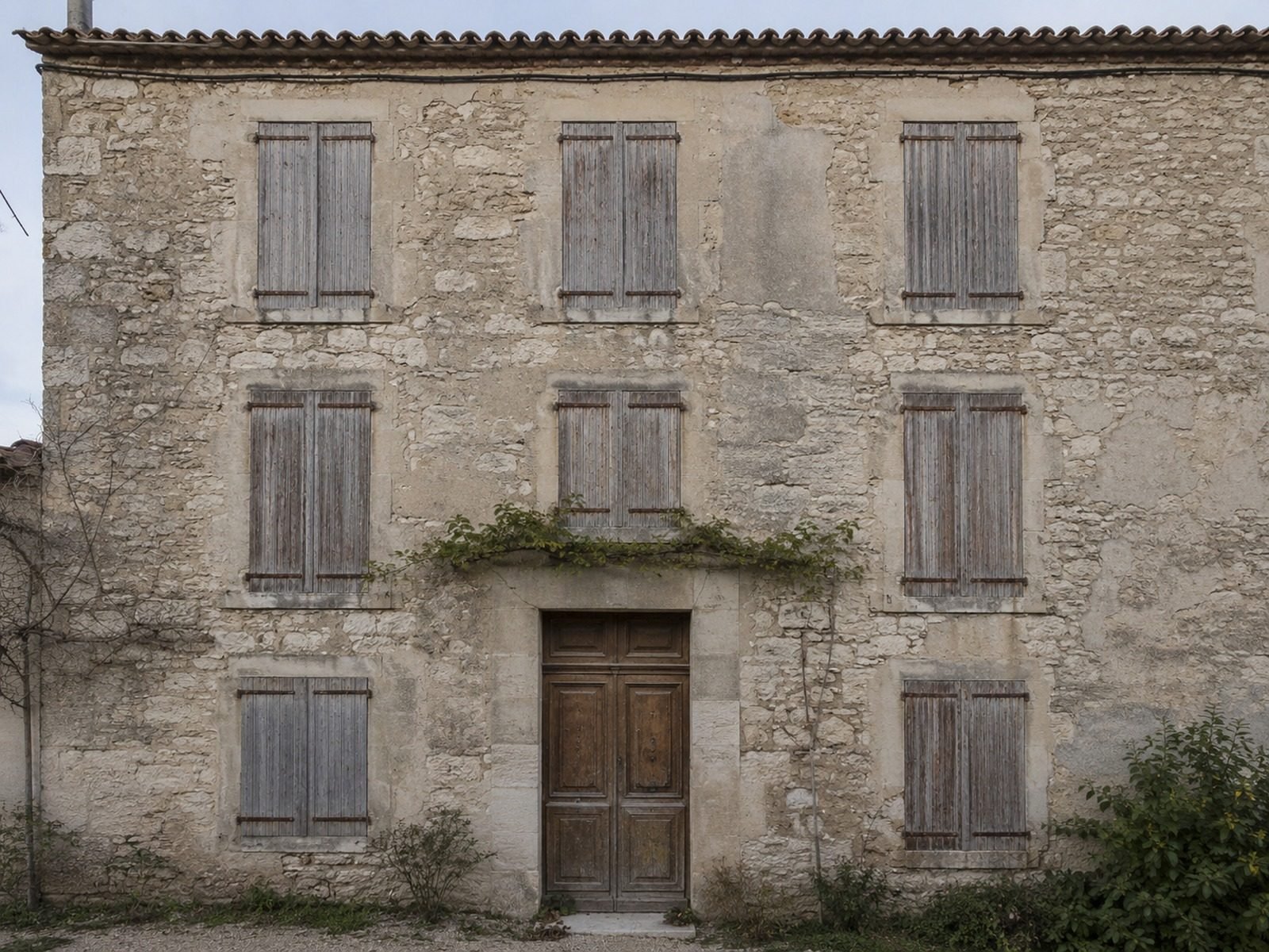 Façade ancienne avant restauration dans le Vaucluse