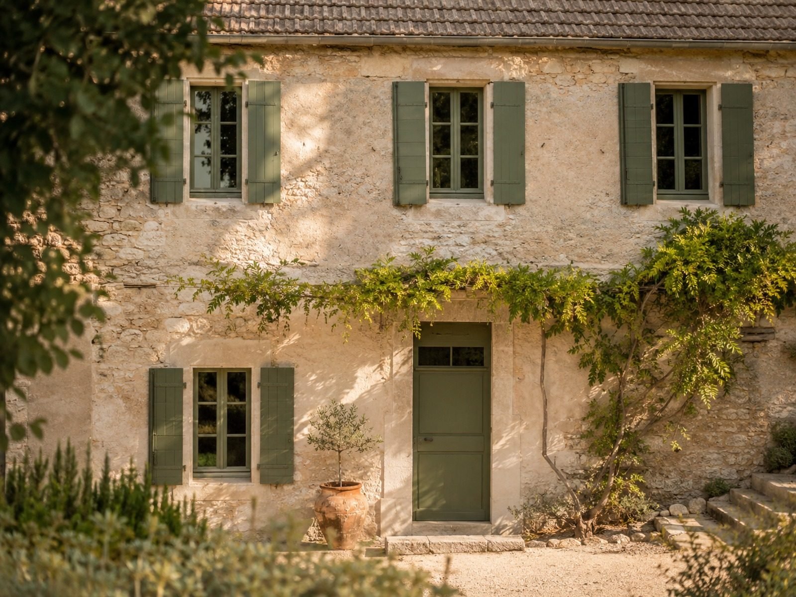 Façade restaurée à la chaux dans le Vaucluse
