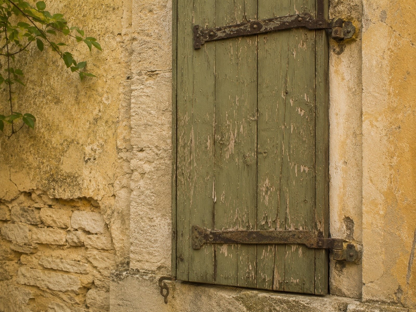 Volet ancien en bois patiné sur façade provençale