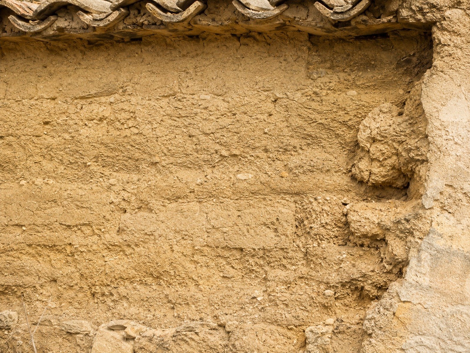 Mur ancien en terre crue